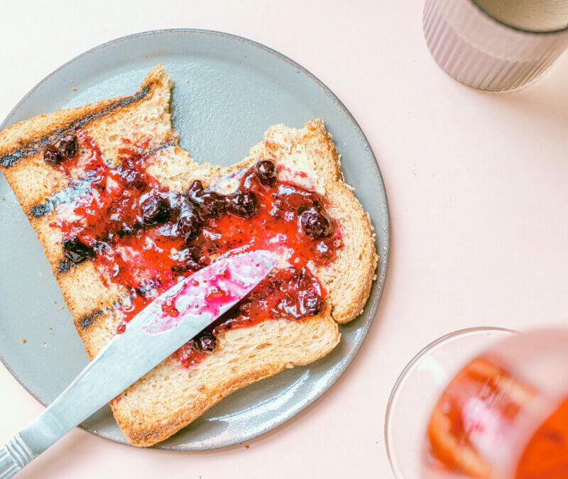 La importancia de un buen desayuno: Opciones sabrosas y equilibradas en Bar Cafetería La Salud.