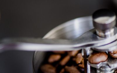 Disfrutando del café en compañía en Bar Cafetería La Salud