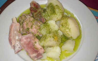 Costillas con Piña y Papas: Un Manjar Tradicional en Bar Cafetería La Salud, Los Cristianos.