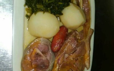 Chuleta Casera con Papas: El Placer de un Plato Tradicional en Bar Cafetería La Salud.
