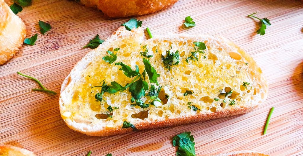 El secreto de unas tostadas crujientes: pan, aceite y el toque perfecto