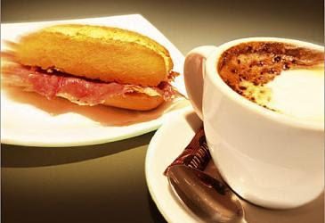 Café con leche: el clásico que nunca falla en el desayuno
