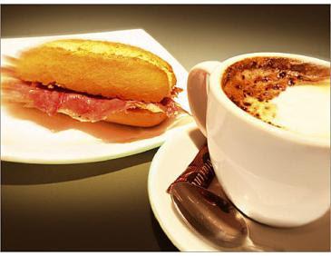 Café con leche: el clásico que nunca falla en el desayuno
